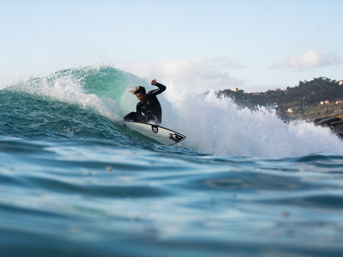 Surfista con abbigliamento personalizzato Wave Shop